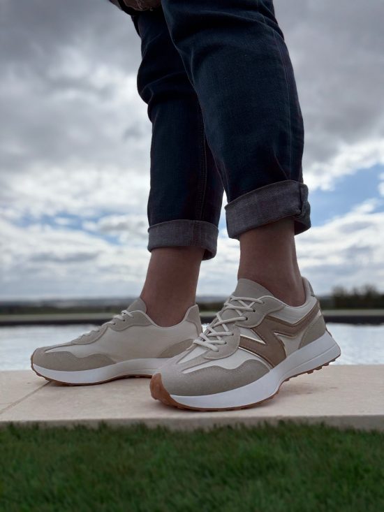 Chaussures baskets en tissu beige blanc rehaussée par un motif beige style new balance