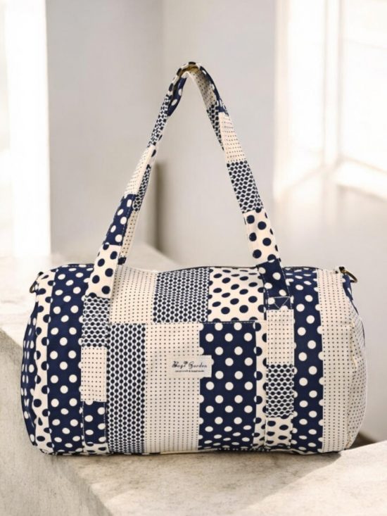 Sac polochon week end de voyage en tissu coton patchwork motifs à pois bleu marine et blanc