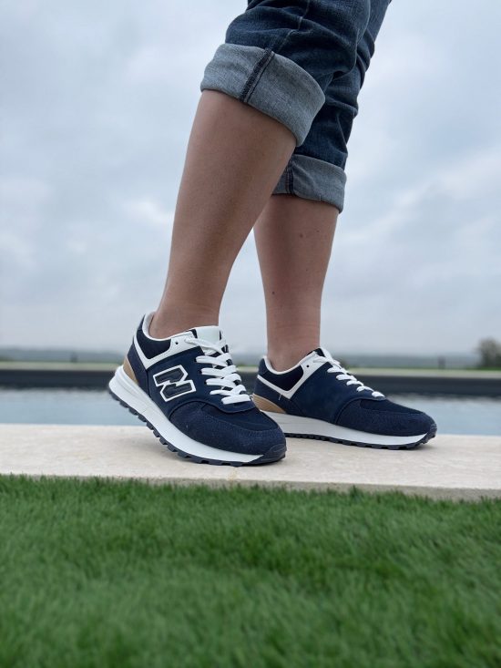 Chaussures baskets bleu marine et blanc avec logo stylisé style sneakers