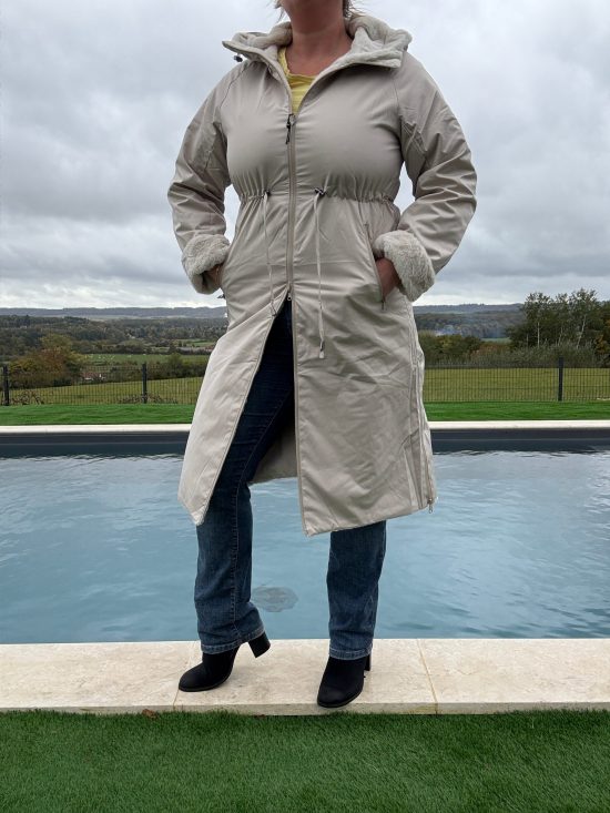 Melya Melody - Manteau long réversible blanc crème fausse fourrure avec capuche et cordons de serrage à la taille