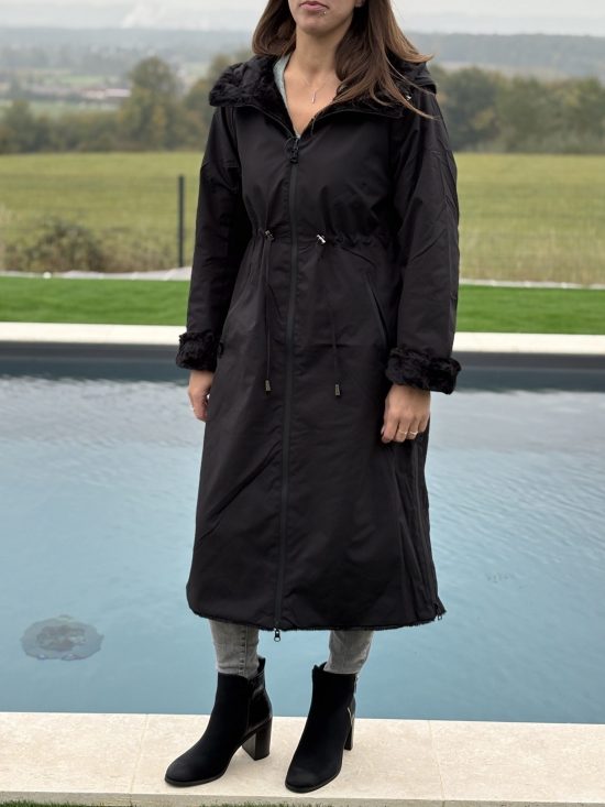 Manteau long réversible noir fausse fourrure avec capuche et cordons de serrage à la taille