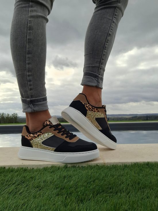 Chaussure baskets basses légèrement compensées noir léopard doré style sneakers