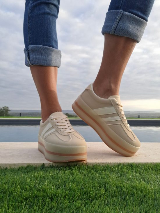 Chaussures baskets basses compensées beige blanc style sneakers campus