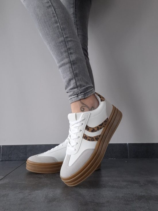 Chaussures baskets basses blanches légèrement compensées style campus léopard