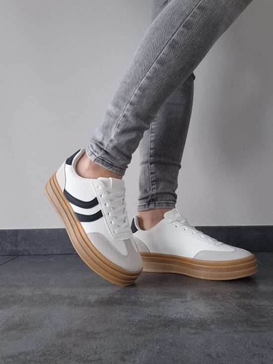 Chaussures baskets blanches légèrement compensée style campus à bandes noires