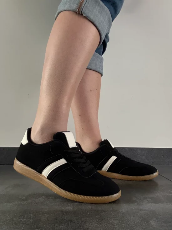 Chaussures baskets basses noires avec bande blanche type sneakers campus