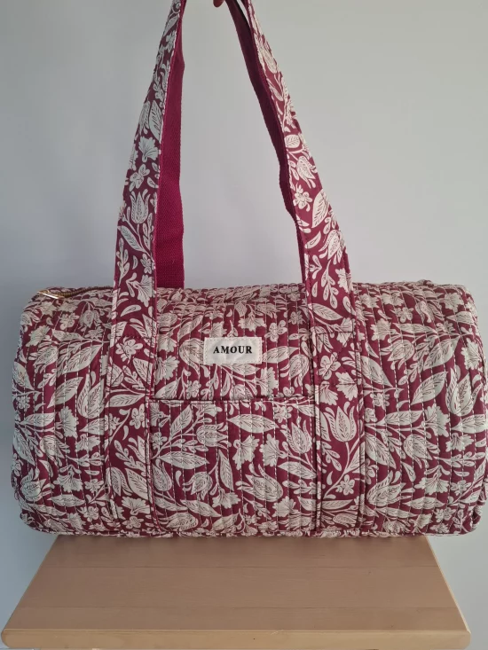 Sac polochon en coton matelassé liberty floral toile de jouy rouge bordeaux et blanc