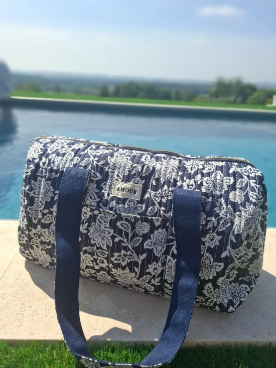 Sac polochon en coton matelassé liberty floral toile de jouy bleu marine et blanc